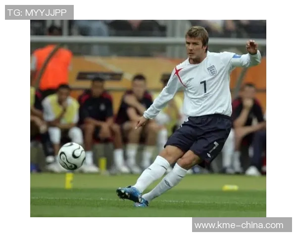 足球是圆的世界里每一次传球都可能改变比赛的命运与未来